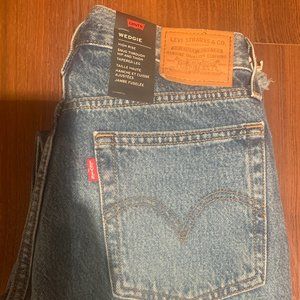 NWT Levi's High-Waisted Wedgie Ripped Jeans